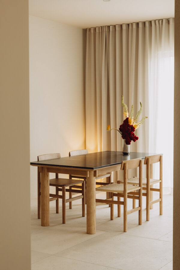Mesa comedor mármol marquina y madera