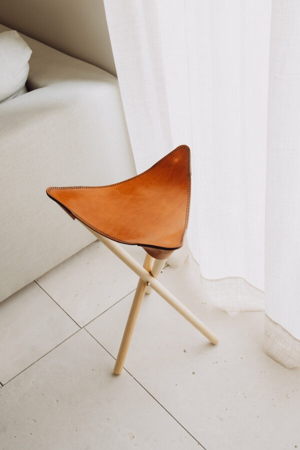 taburete cuero y madera maciza