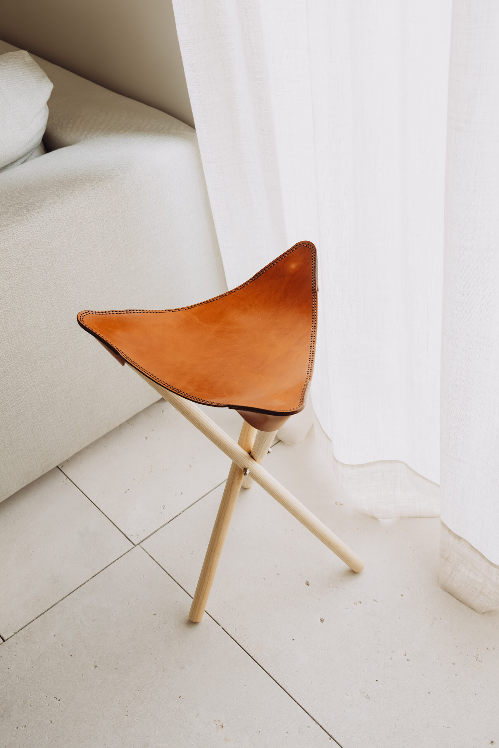 taburete cuero y madera maciza