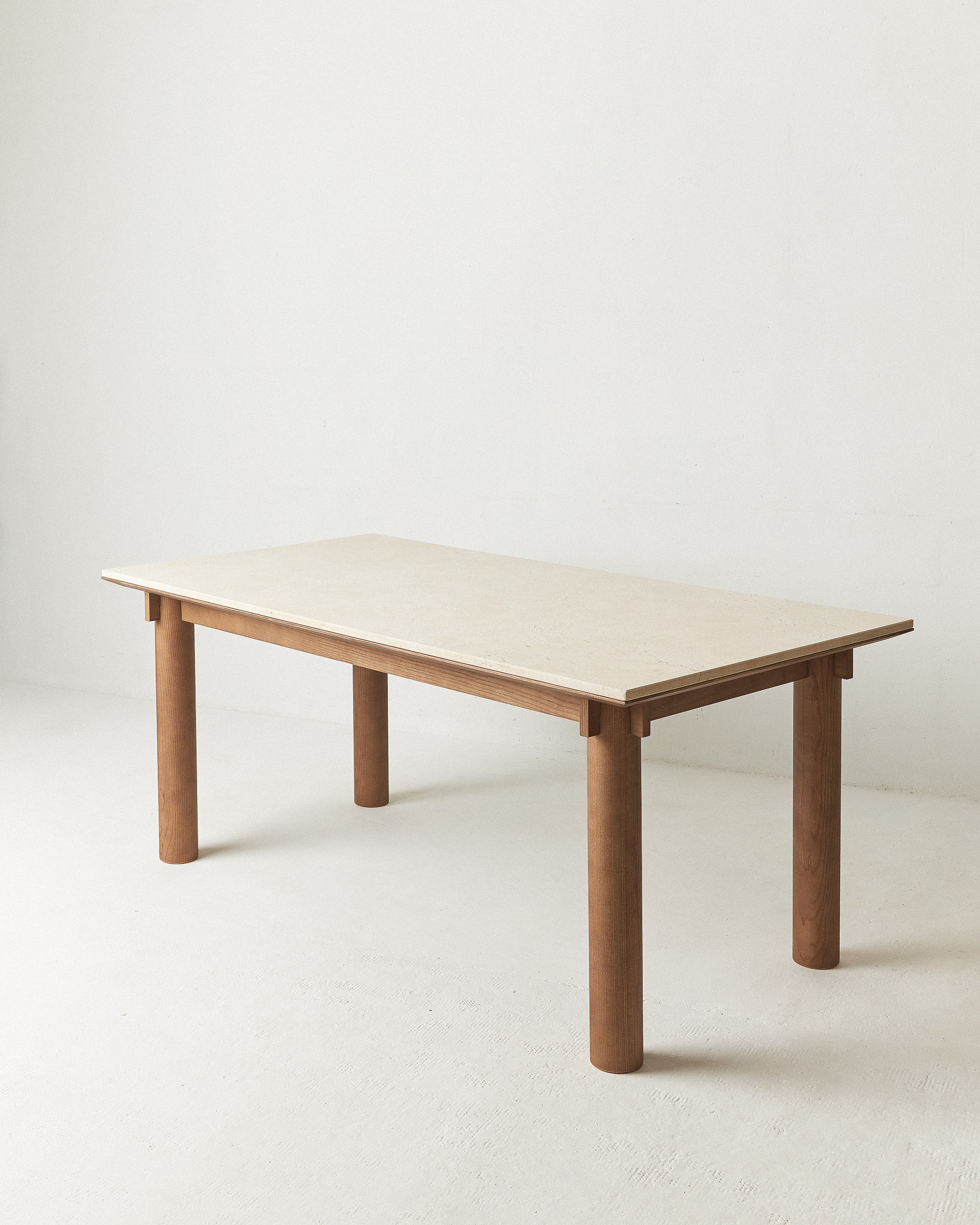 Mesa comedor mármol crema y madera muebles artesanales