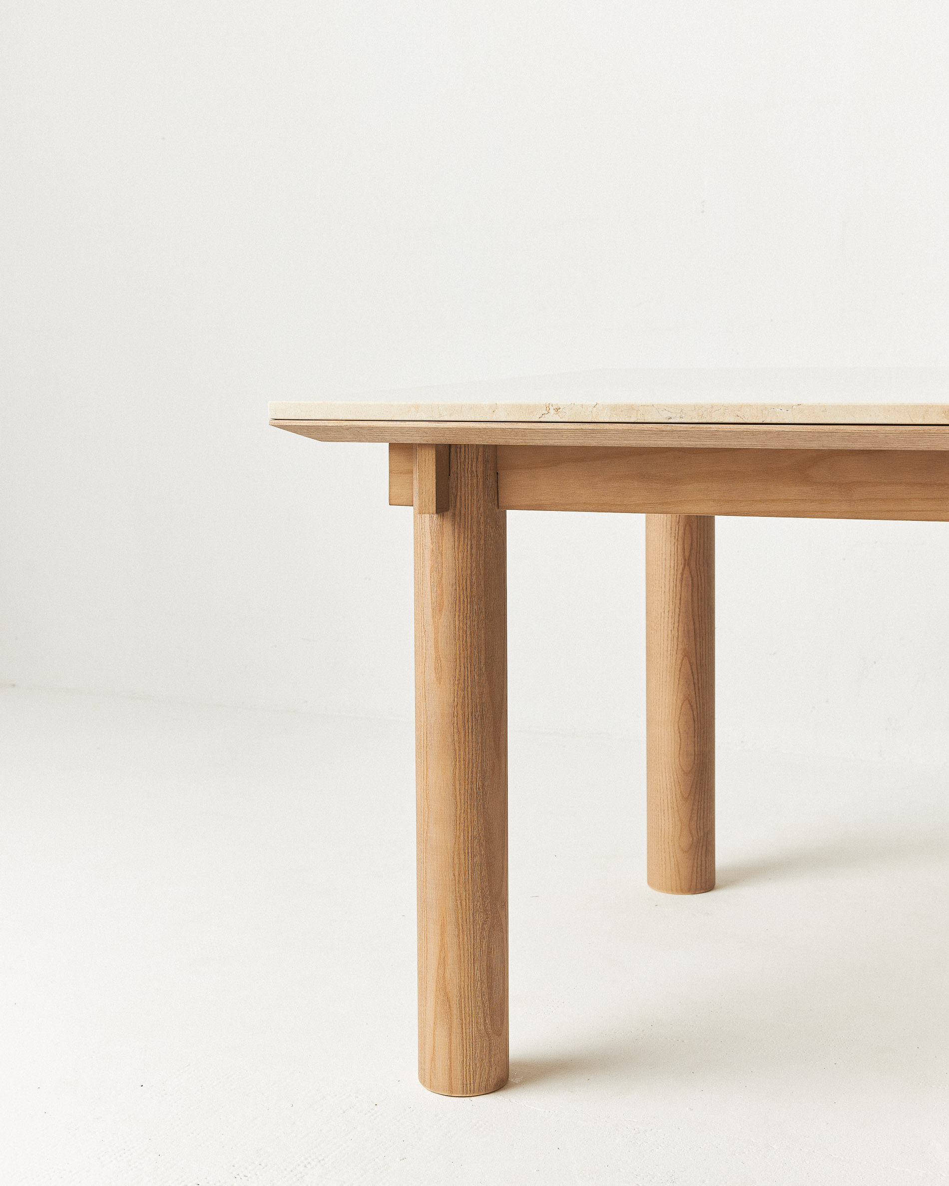 Mesa comedor mármol crema y madera muebles artesanales