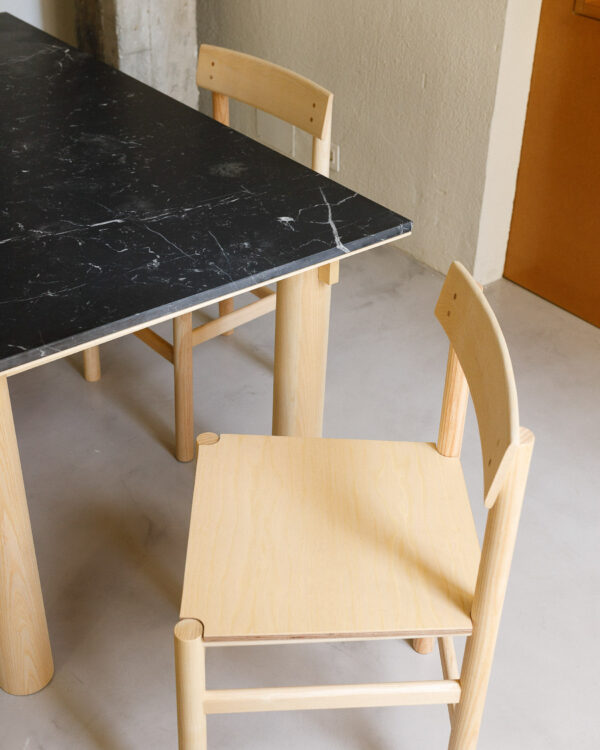 silla madera maciza y mesa mármol