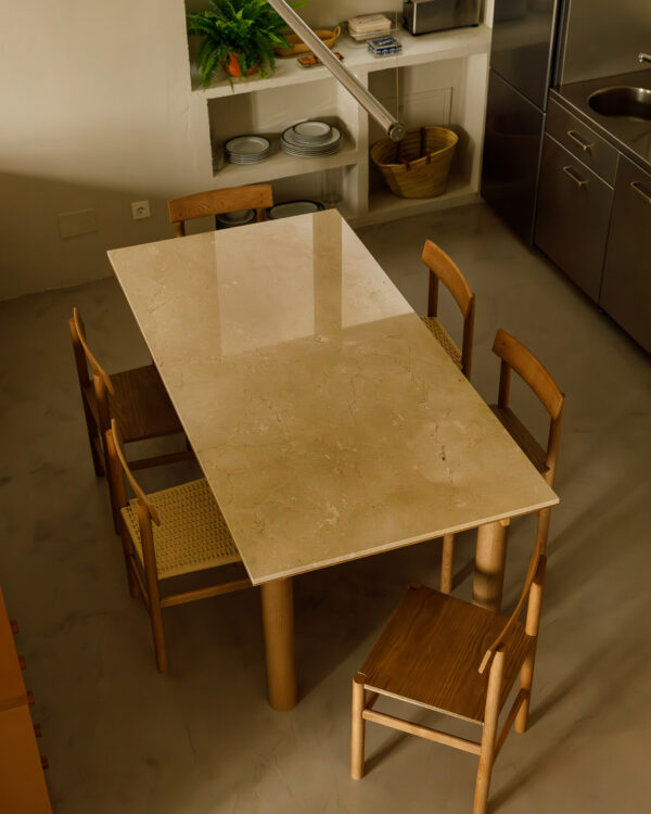 mesa comedor mármol crema y madera