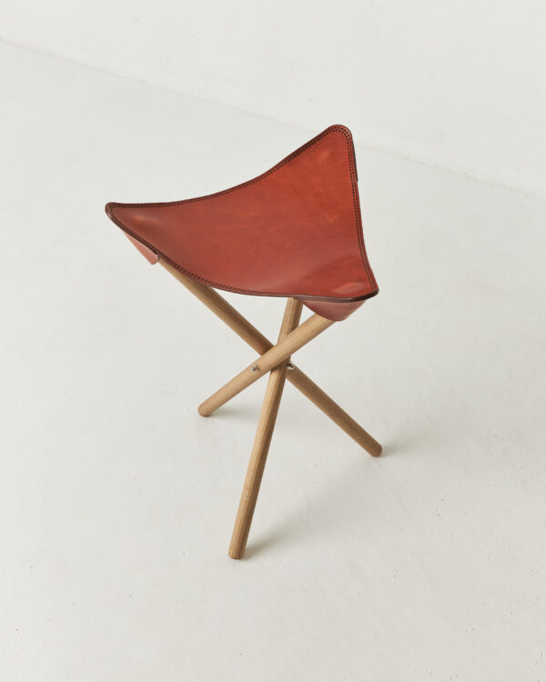taburete cuero y madera maciza